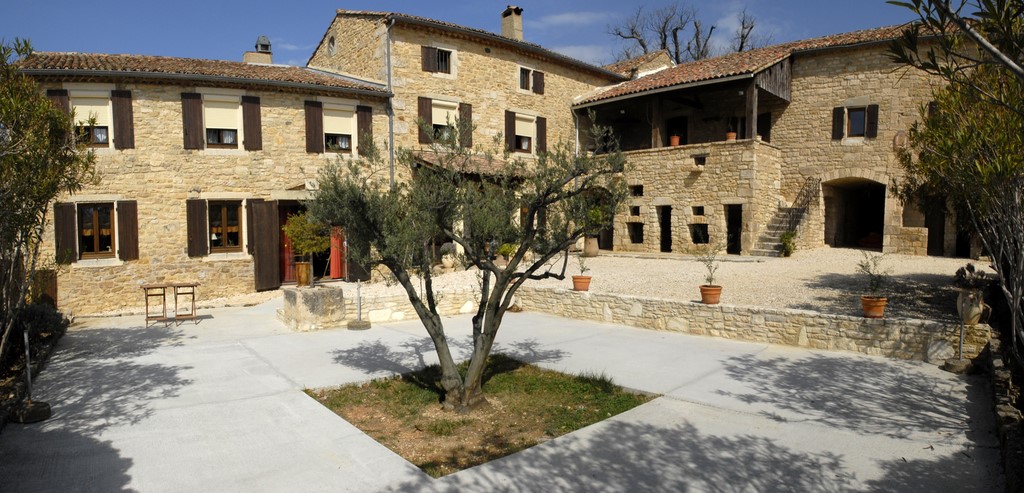 La cour et l'entrée