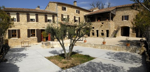La cour et l'entrée